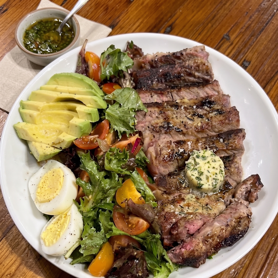 Ensalada fresca con aguacate y vegetales